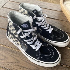 Hi top checkerboard black & white Off the Wall VANS sneakers men 7 or women 8.5